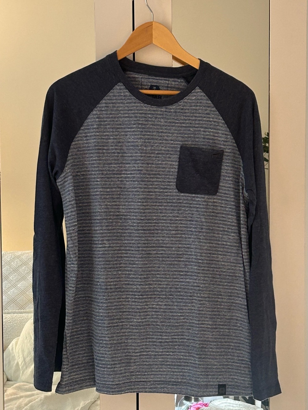 Men's Long-Sleeve Striped Raglan Pocket Tee - Charcoal
